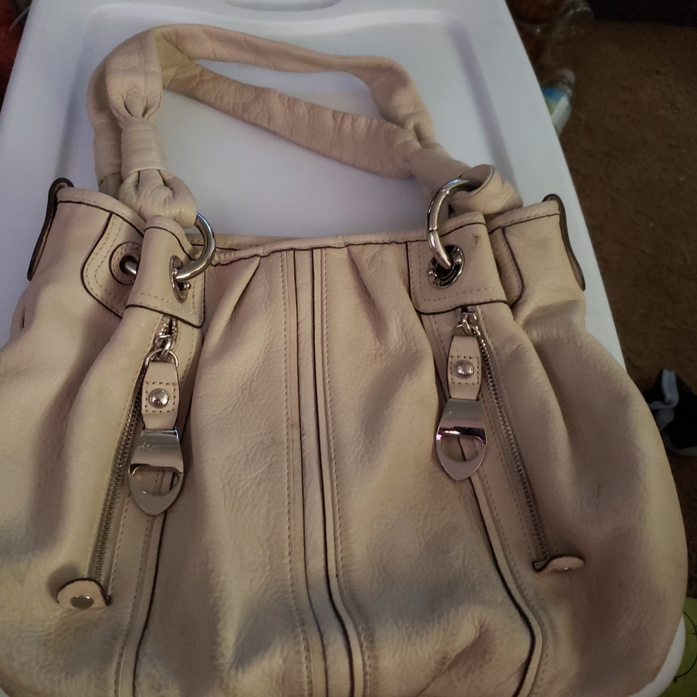B. Mackowsky,large,cream
